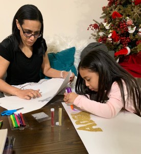 Mi hija y yo haciendo nuestros vision Boards para el 2019